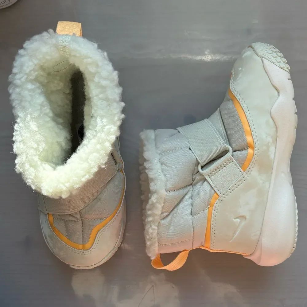 Nike Flex Advance boots in the 'Pale Ivory' or 'Melon Tint' colorway